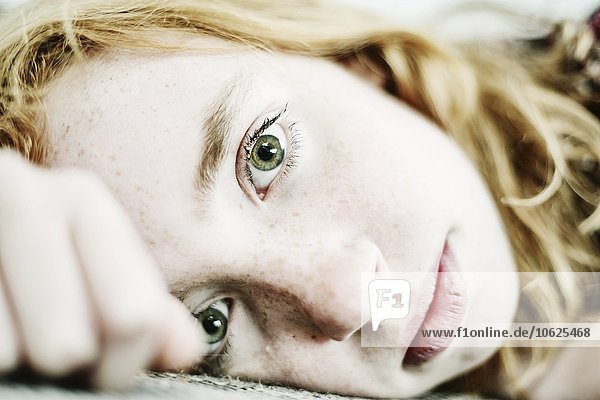Porträt eines Mädchens mit Sommersprossen und grünen Augen