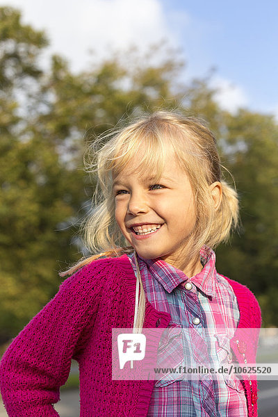 Porträt des fröhlichen kleinen blonden Mädchens
