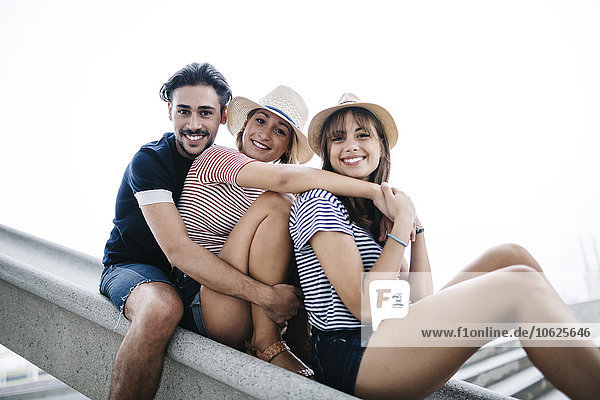 Gruppenbild von drei glücklichen Freunden