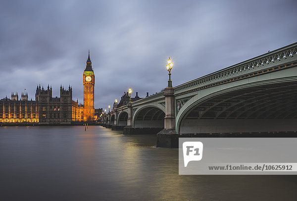 Großbritannien  England  London  Westminster Bridge und Westminster Palace am Abend