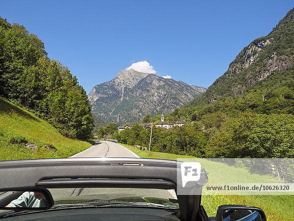 Schweiz  Tessin  Valle Maggia  Cabriolet auf Landstrasse