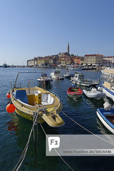 Kroatien  Istrien  Rovinj  Liegeplätze im Hafen