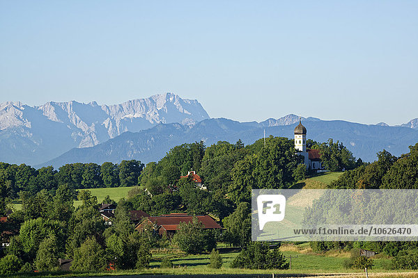Deutschland  Bayern  Wettersteingebirge mit Zugspitze  Holzhausen
