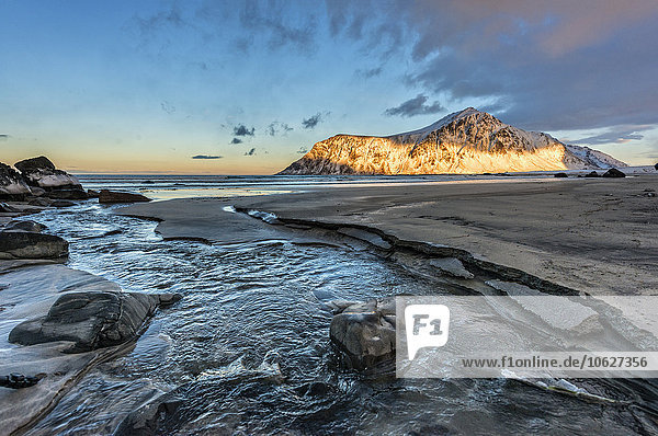 Norwegen  Lofoten  Lichtstrahl am Berg  Strand von Skagsanden