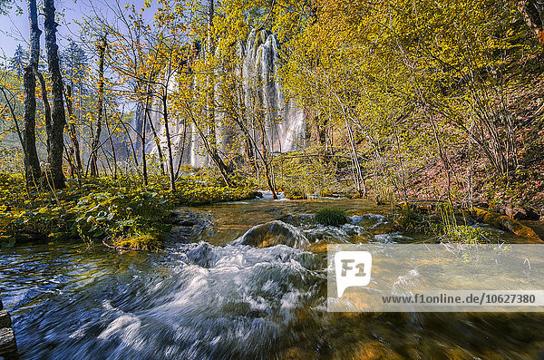 Kroatien  Nationalpark Plitvicer Seen  Wasserfall und See