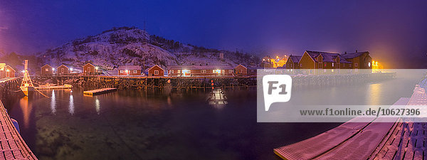 Norwegen Lofoten Nusfjord Marina bei Nacht