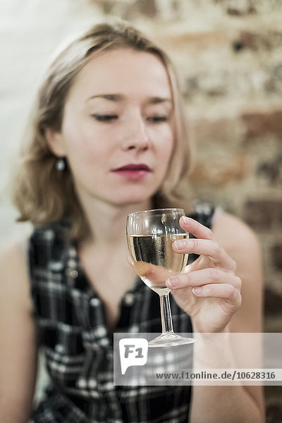 Frau hält ein Glas Weißwein  Nahaufnahme