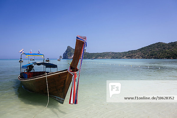 Thailand  Koh Phi Phi Phi Island  Andamanensee  Langheckboot