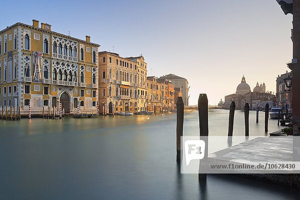 Italien  Venedig  Blick von Dorsoduro auf den Canal Grande und den Palazzo Cavalli-Franchetti