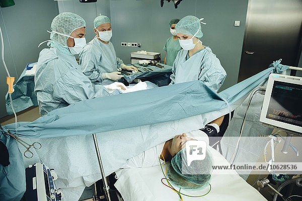 Team operiert eine Frau auf dem Operationstisch