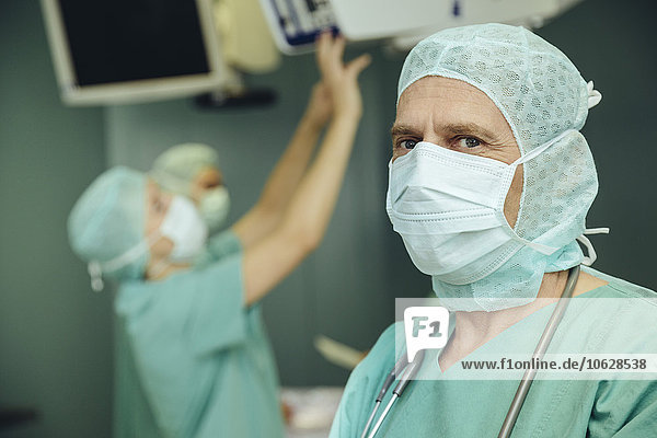 Portrait des Chirurgen im Operationssaal