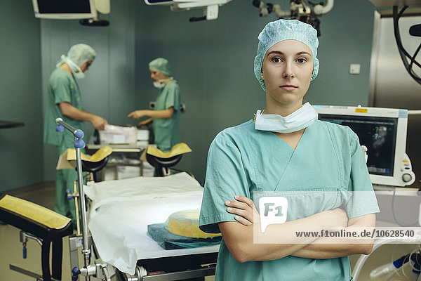 Porträt der OP-Schwester im Operationssaal