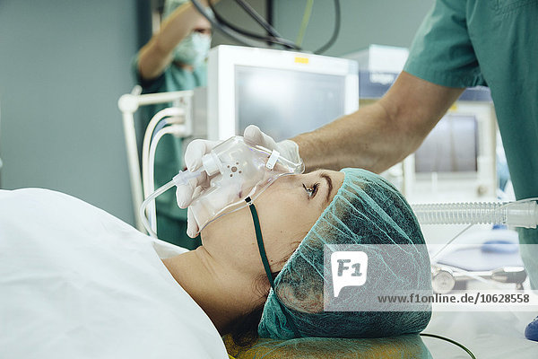 Patient mit Atemmaske auf dem Operationstisch