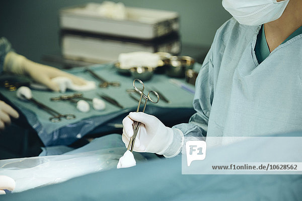 Chirurgische Halteklammer im Operationssaal während der Operation
