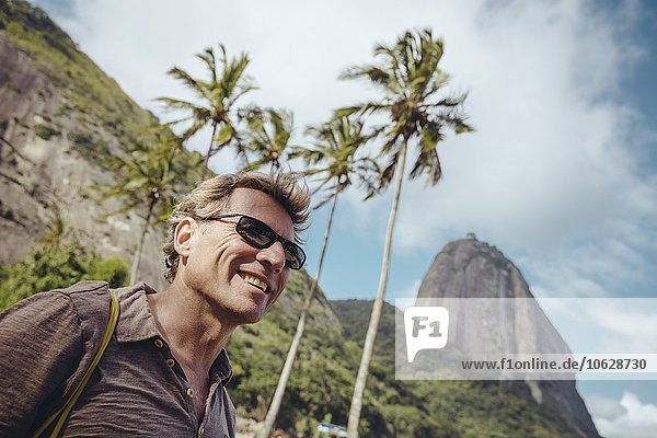 Brasilien  Zuckerhut hinter einem männlichen Touristen