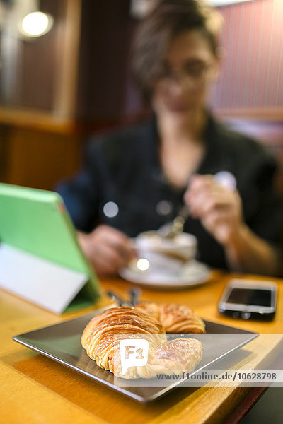 Teller mit Croissant im Café