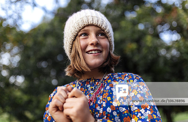 Porträt eines lächelnden Mädchens mit Wollmütze