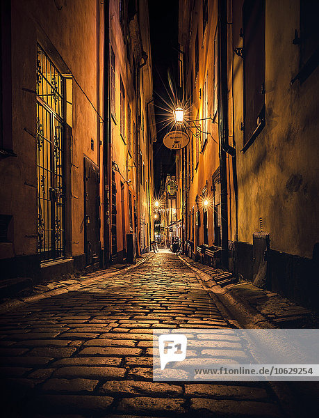 Schweden  Stockholm  Gamla Stan  beleuchtete Gasse bei Nacht