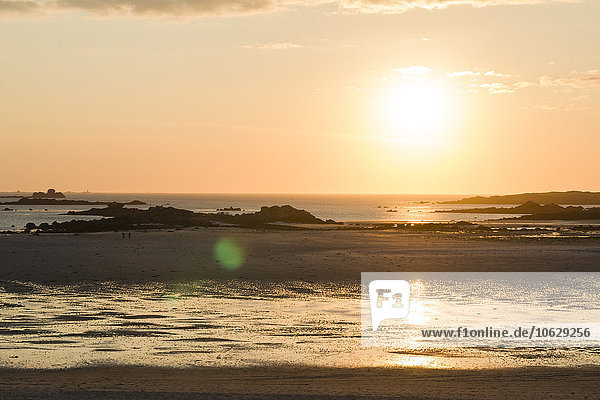 Frankreich  Bretagne  Cote des Abers  Landeda  Sonnenuntergang am Strand