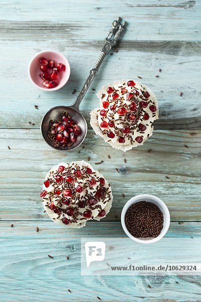 Cupcake mit Vanille-Topping,  Granatapfelsamen und Schokoladengranulat