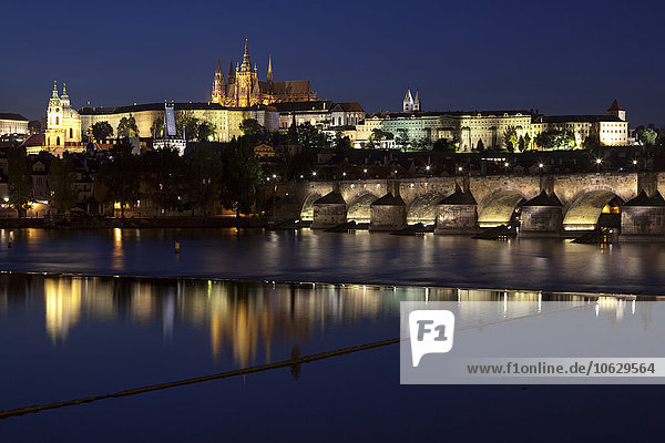 Tschechien  Prag  Blick auf beleuchtete Prager Burg und Karlsbrücke bei Nacht