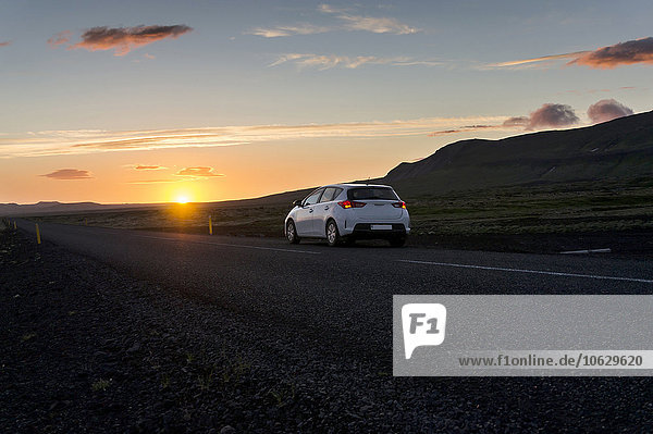 Island  Auto auf der Straße unter Mitternachtssonne