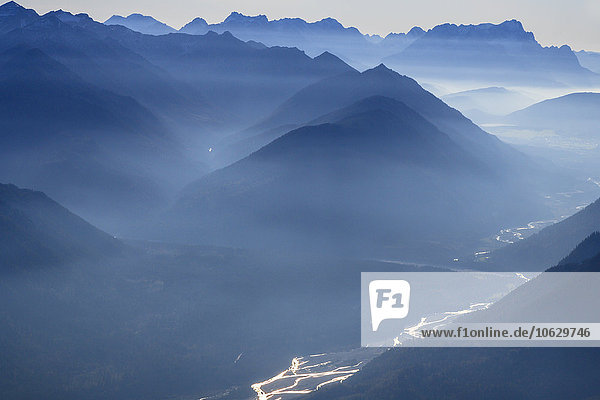 Deutschland  Bayern  Isar und Alpen mit Wettersteingebirge  Zugspitze und Soyenspitze