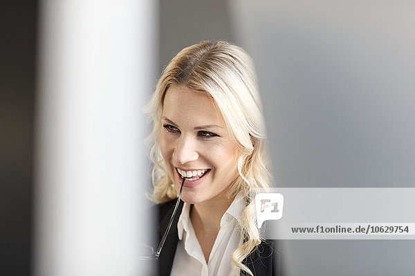 Lächelnde blonde Frau im Amt
