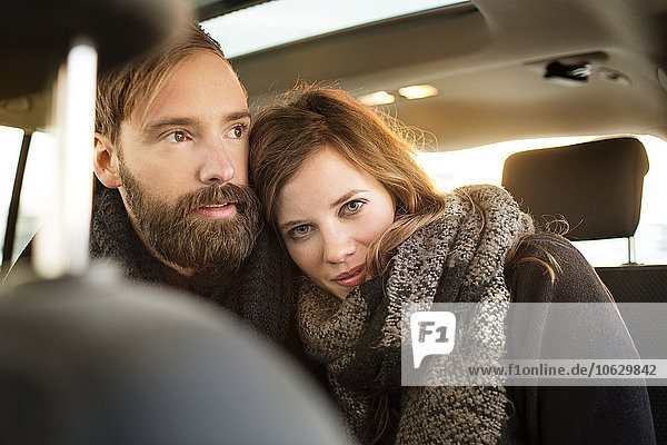 Porträt eines Paares im Auto