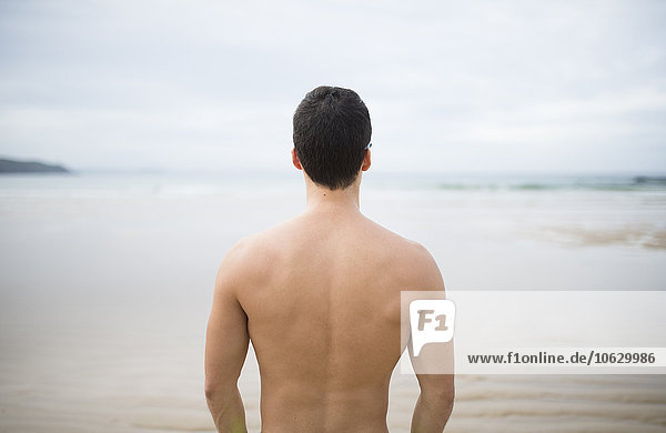 Spanien  Galizien  Ferrol  Mann ohne Hemd  der auf das Meer blickt