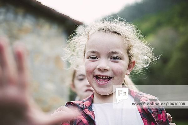 Porträt des lachenden blonden Mädchens