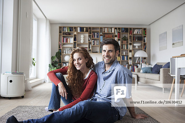 Porträt eines lächelnden Paares  das sich zu Hause entspannt.