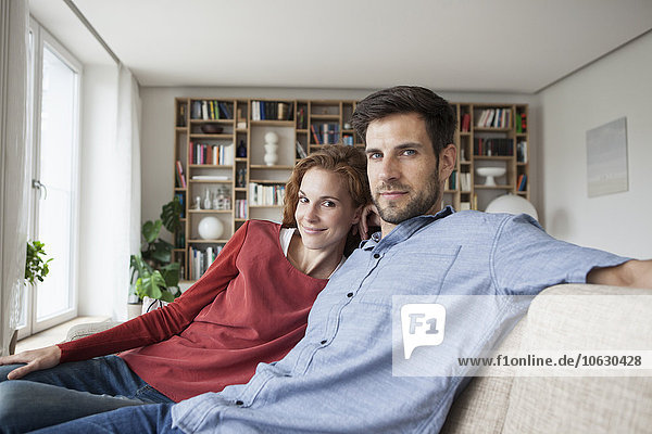 Entspanntes Paar zu Hause auf der Couch