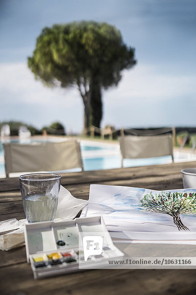 Italien  Toskana  Aquarelle  Papier und Malerei auf einem Tisch am Pool
