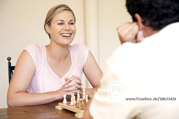 Porträt einer Frau  die mit ihrem Mann Schach spielt