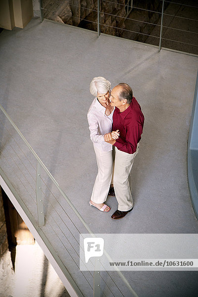 Fröhliches älteres Paar beim Tanzen