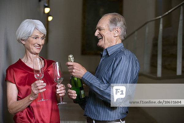 Seniorenpaar feiert mit Champagner