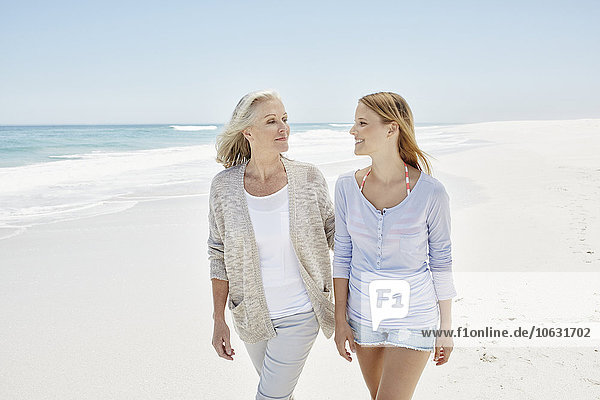 Best Ager mit erwachsener Tochter am Strand