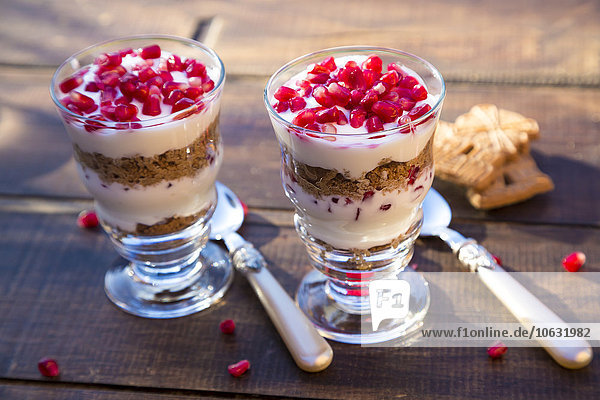 Desserts in Gläsern  Granatapfelkerne  Joghurt und Spekuloos