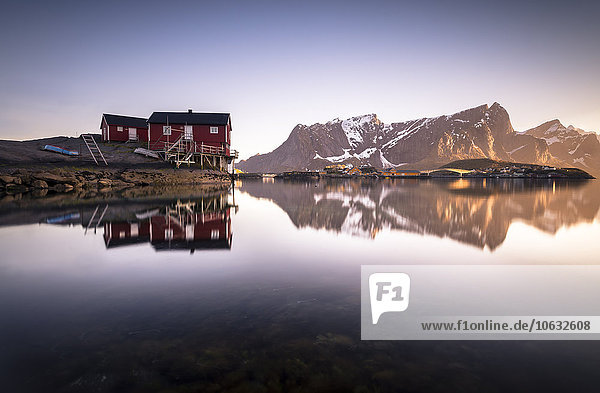 Norwegen  Lofoten  Hamnoy  Fischerhütten am Abend