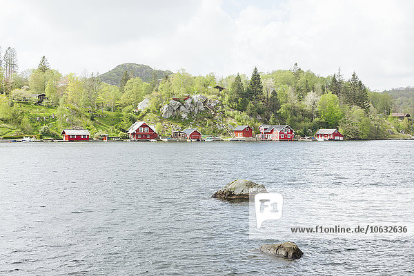 Norwegen  Region Stavanger  Häuser am See