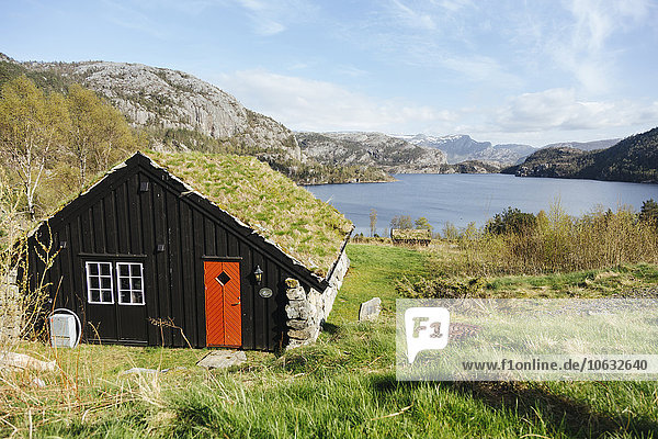 Norwegen  Stavanger  Häuser am See