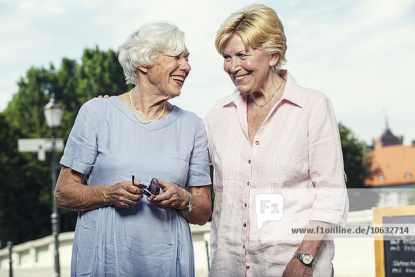 Deutschland  Berlin  Porträt von zwei lächelnden Seniorinnen