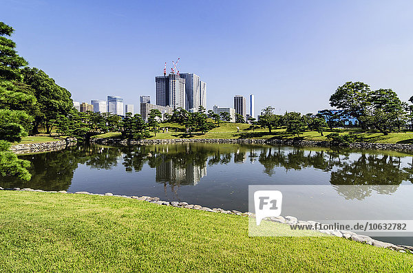 Japan  Tokio  Sumida District  Wohnhochhäuser  Sumida River und Park