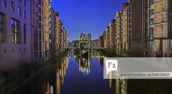 Deutschland  Hamburg  Blick auf beleuchtete Speicherstadt bei Nacht