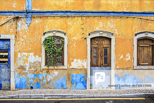 Portugal  Fassade eines alten verlassenen Hauses