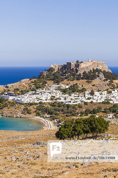 Griechenland  Ägäische Inseln  Rhodos  Lindos  Blick auf die Akropolis von Lindos