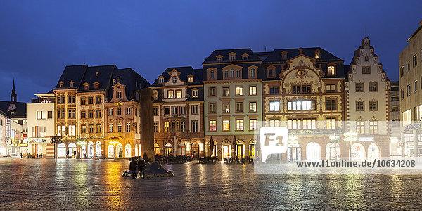 Deutschland  Rheinland-Pfalz  Mainz  Blick auf die Heunensäule am Marktplatz