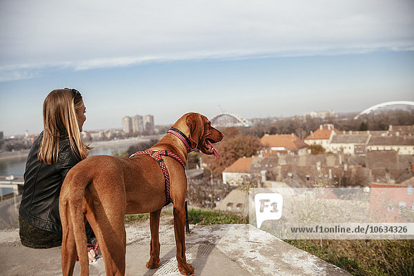 Serbien  Novi Sad  junge Frau und ihr Hund im Blickfeld