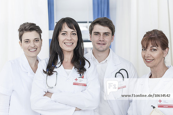 Porträt von lächelnden Ärzten und Krankenschwestern im Krankenhaus